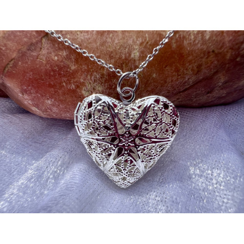 Nerezový řetízek s otevíracím medailonkem, barva světle stříbrná