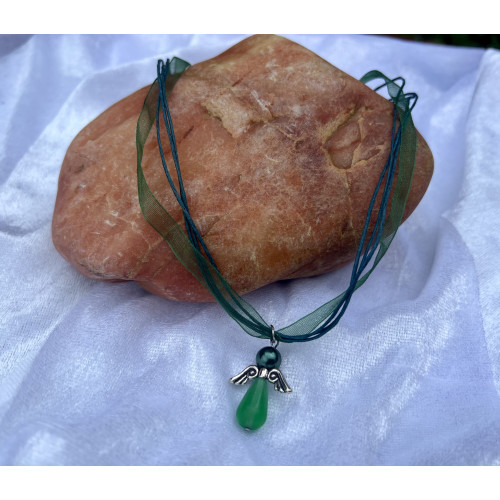 Zelený náhrdelník - víceřadá šňůrka s andílkem