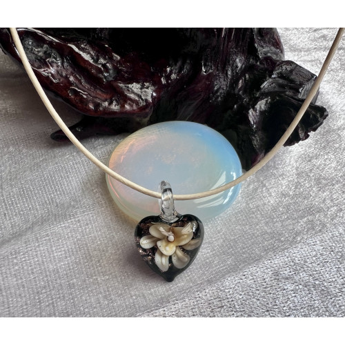 Alada beauty Náhrdelník skleněné srdce s krémovým květem