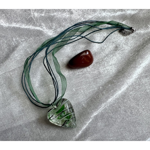 Alada beauty Náhrdelník - víceřadá šňůrka se zeleným skleněným srdcem