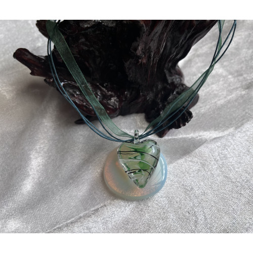 Alada beauty Náhrdelník - víceřadá šňůrka se zeleným skleněným srdcem