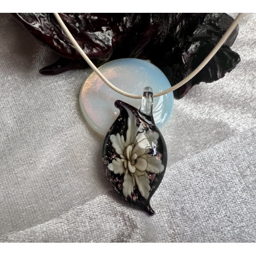 Alada beauty Náhrdelník skleněný květ krémový