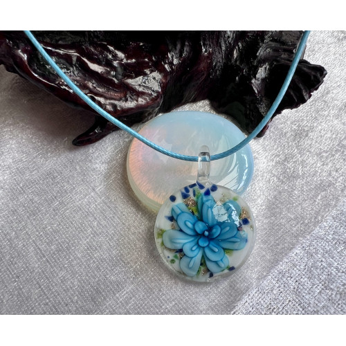 Alada beauty Náhrdelník skleněný květ kulatý světle modrý
