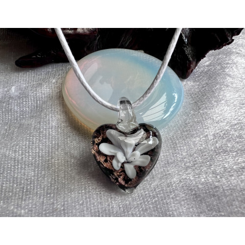 Alada beauty Náhrdelník skleněné srdce s bílým květem