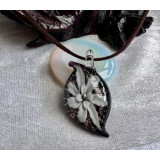 Alada beauty Náhrdelník skleněný květ bílý