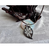 Alada beauty Náhrdelník skleněný květ bílý