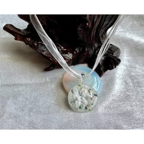 Alada beauty Náhrdelník - víceřadá šňůrka s bílým skleněným kulatým květem