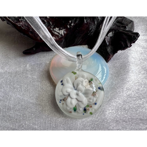 Alada beauty Náhrdelník - víceřadá šňůrka s bílým skleněným kulatým květem