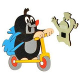 DoDo Dřevěná dekorační magnetka Krtek na koloběžce