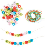 Small Foot Dřevěné barevné navlékací korálky písmenkové